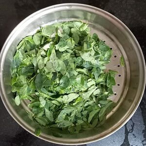 Wash-the-Moringa-Leaves